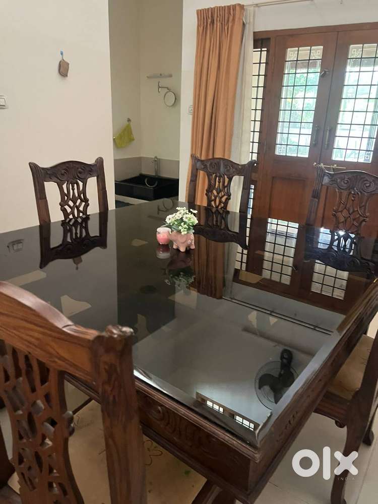 6 Seater Eetti (Rosewood) Dining Table with Chairs