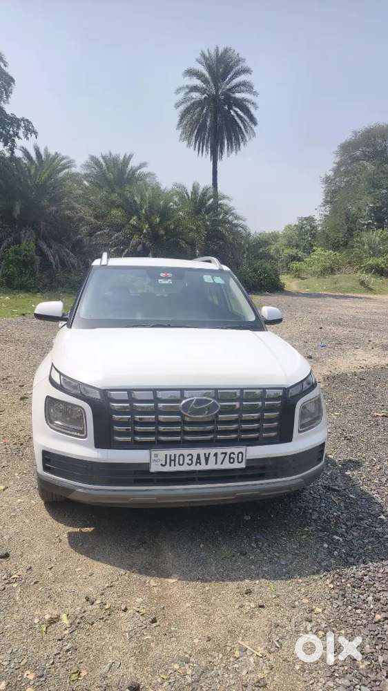 Hyundai Venue 2025 Petrol 14000 Km Driven