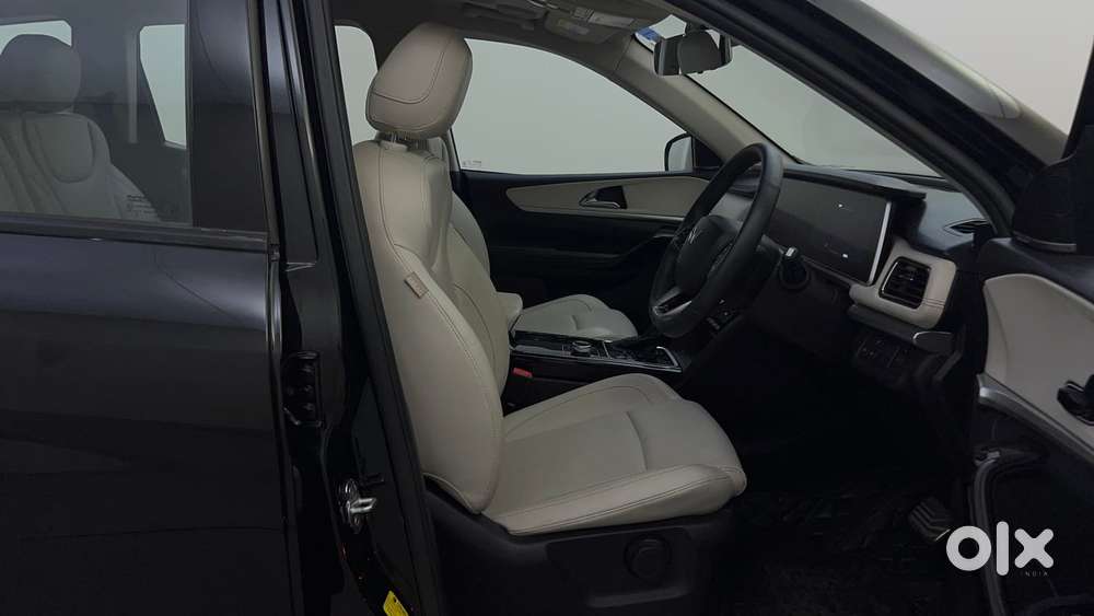 Mahindra Xuv700 2.0 Ax 7 Petrol At Luxury Pack Str, 2024, Petrol