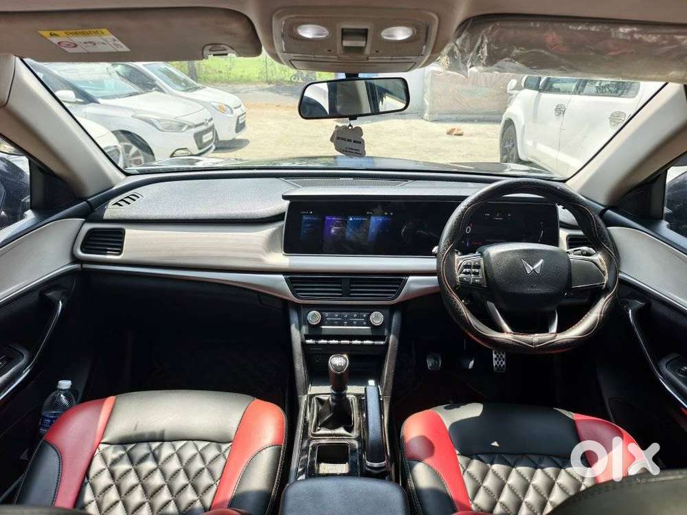 Mahindra Xuv700 2.0 Ax 5 Petrol Mt 7 Str, 2022, Petrol