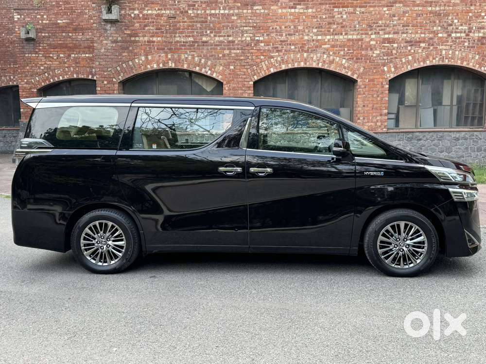 Toyota Vellfire 2.5 Executive Lounge, 2023, Cng & Hybrids