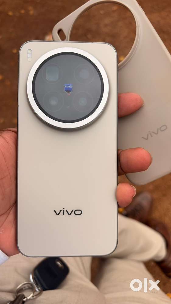 VIVO x 300 pro 4mnths old with bill box and acesaories
