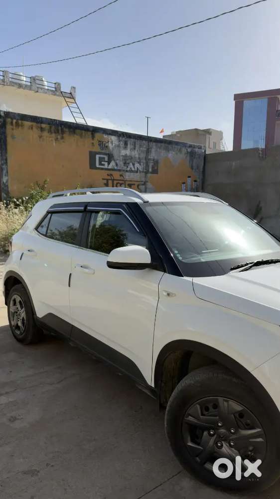 Hyundai Venue 2024 Petrol 15000 Km Driven