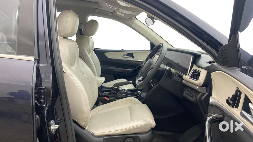 Mahindra Xuv700 2.0 Ax 3 Petrol At 5 Str, 2023, Diesel