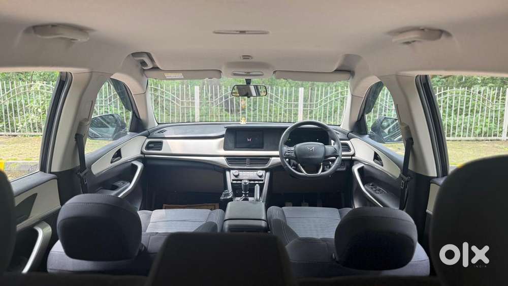 Mahindra Xuv700 2.0 Ax 3 Petrol Mt 5 Str, 2022, Petrol