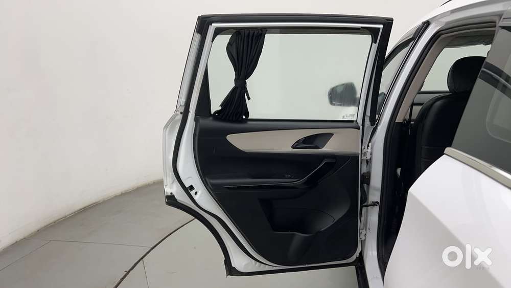 Mahindra Xuv700 2.2 Ax 5 Diesel At 7 Str, 2023, Diesel