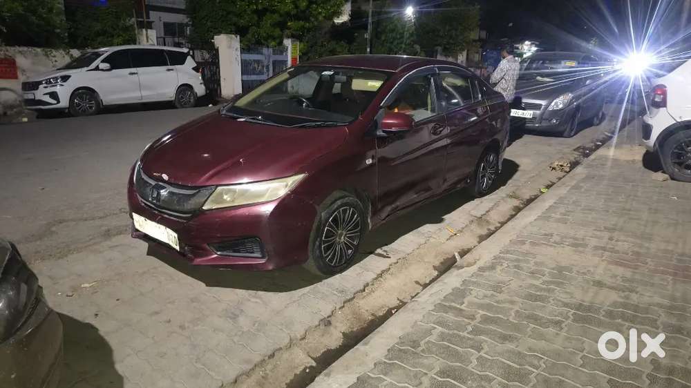 Well Maintained Car With 25+ Average