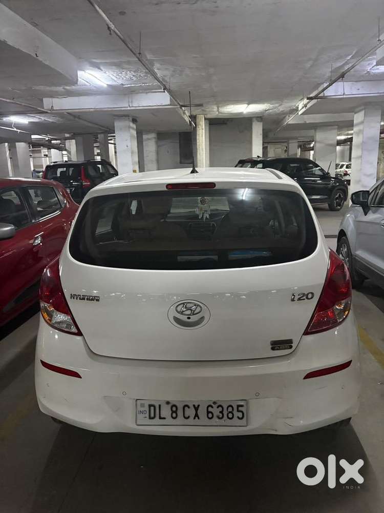 White Hyundai I20 Sportz 2012 Model