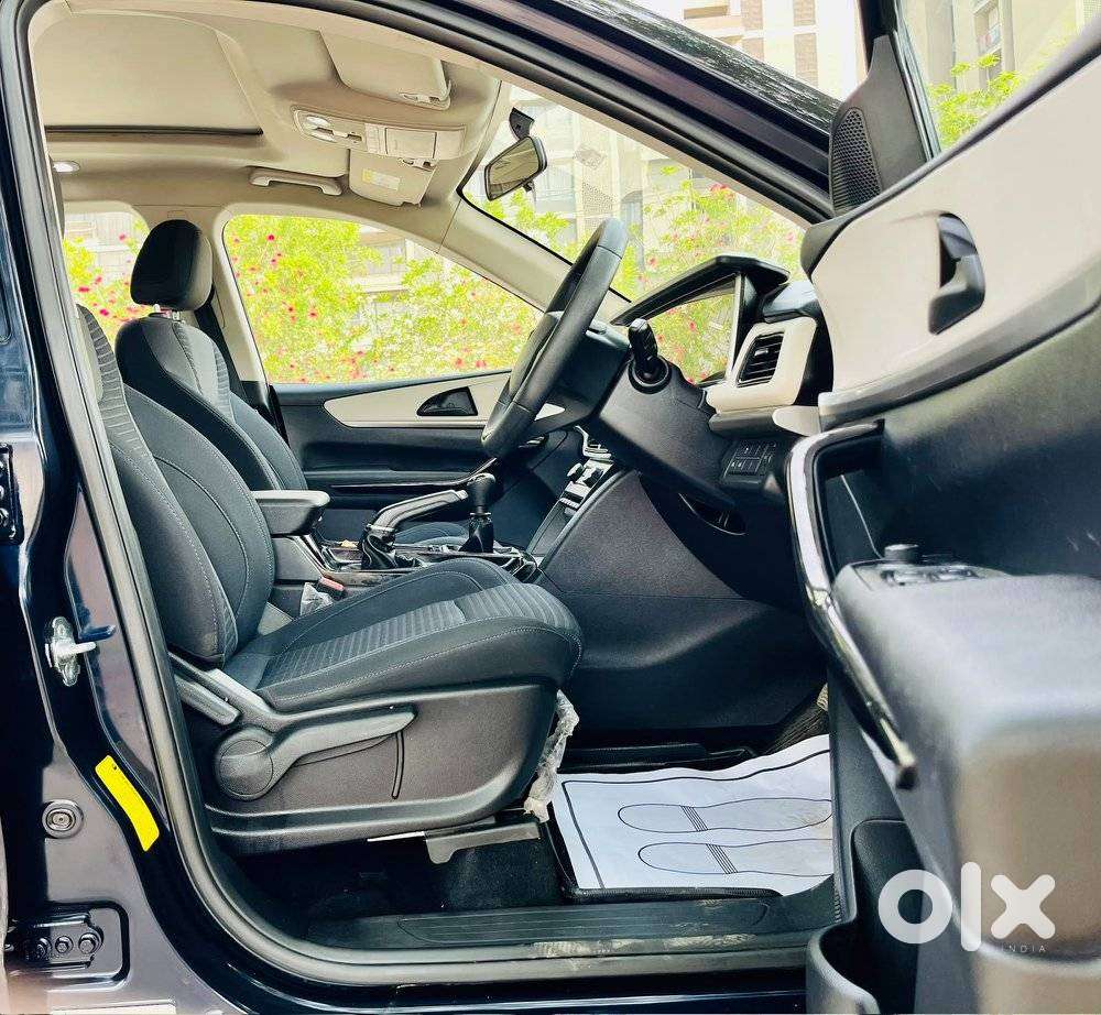 Mahindra Xuv700 2.2 Ax 5 Diesel Mt 7 Str, 2025, Diesel