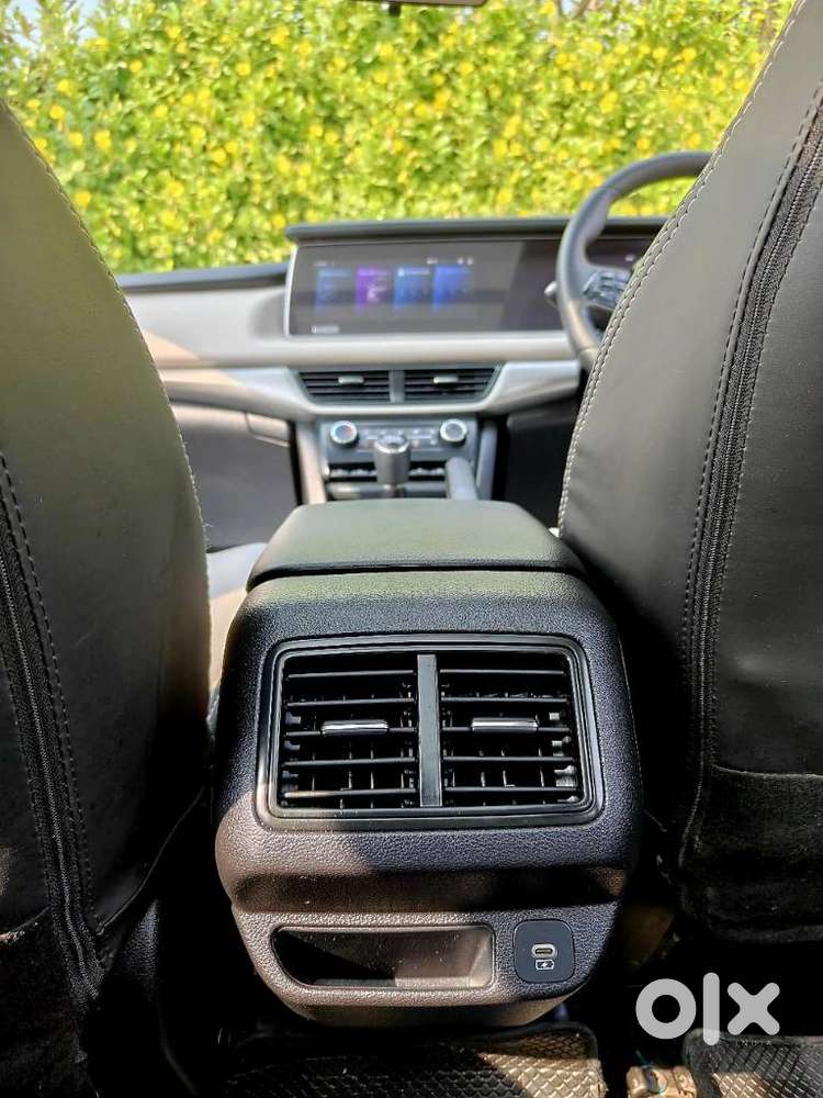 Mahindra Xuv700 2.0 Ax 5 Petrol Mt 7 Str, 2022, Petrol