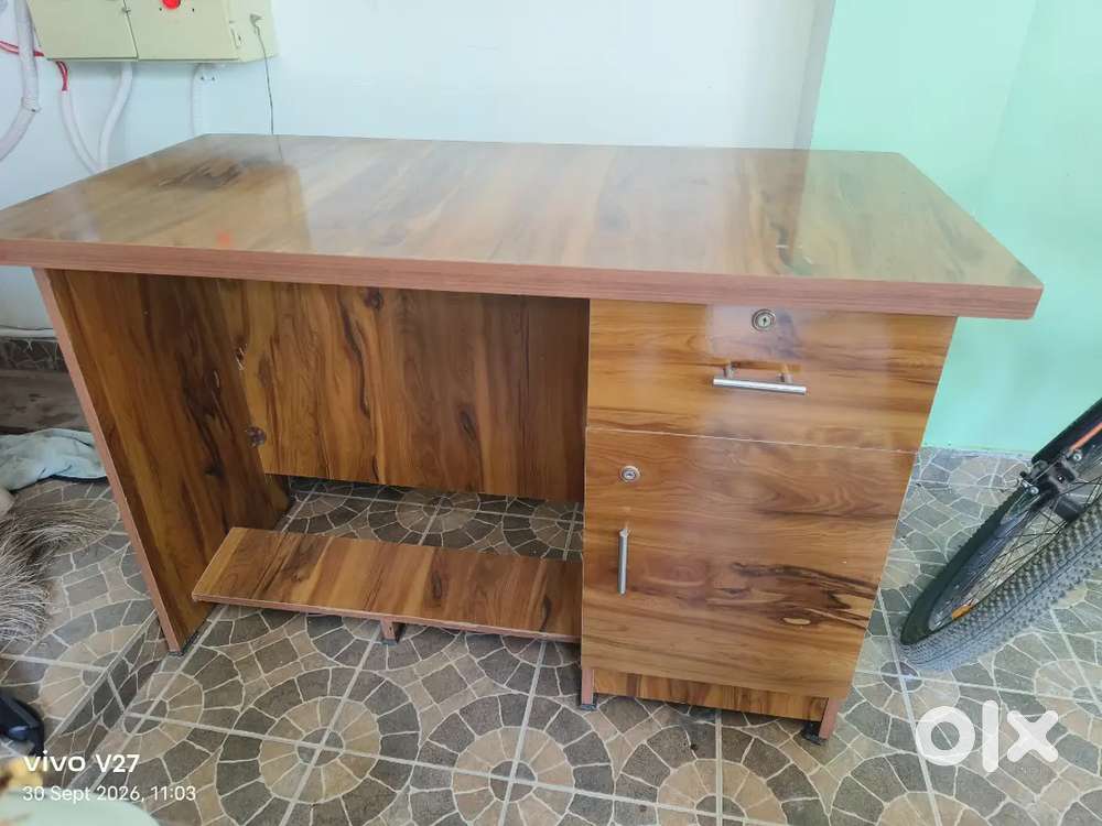 GOOD VIBES BOSS TABLE & CHAIR