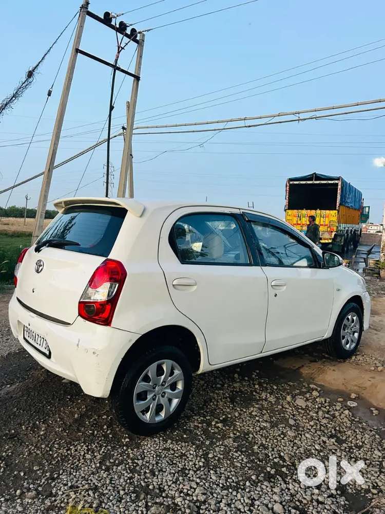 Brand New Condition 80 Percent Tyre Condition Top Model 2015 Model Vd