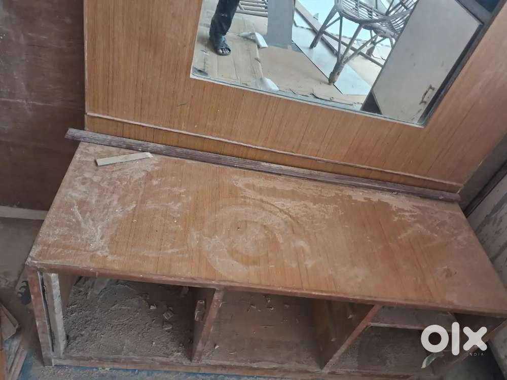 Old dressing table slightly broken can be repaired and refurbished