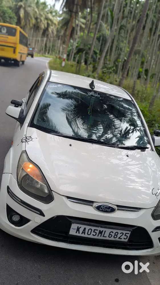 Ford Figo Titanium Blu 2012