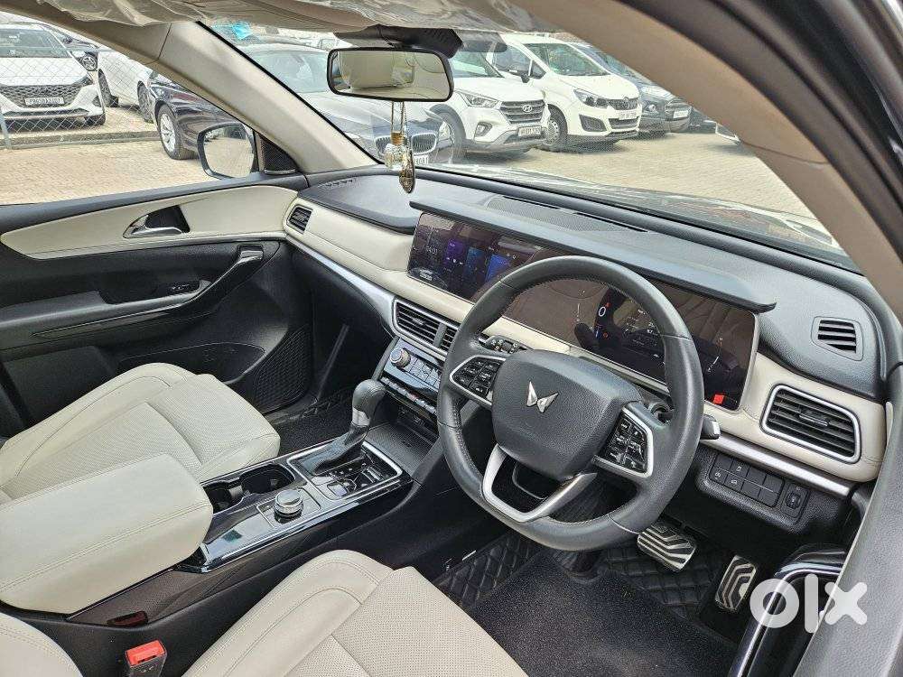 Mahindra Xuv700 2.0 Ax 7 Petrol At Luxury Pack Str, 2023, Petrol