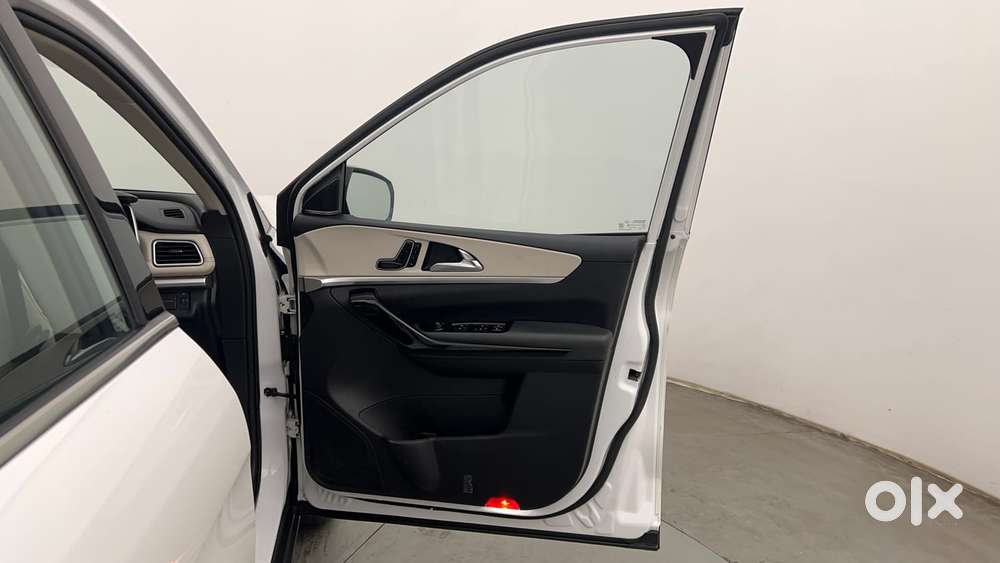 Mahindra Xuv700 2.2 Ax 7 Diesel At Luxury Pack Str, 2022, Diesel