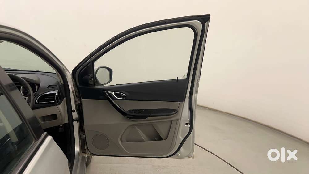 Tata Tiago Xza, 2017, Petrol