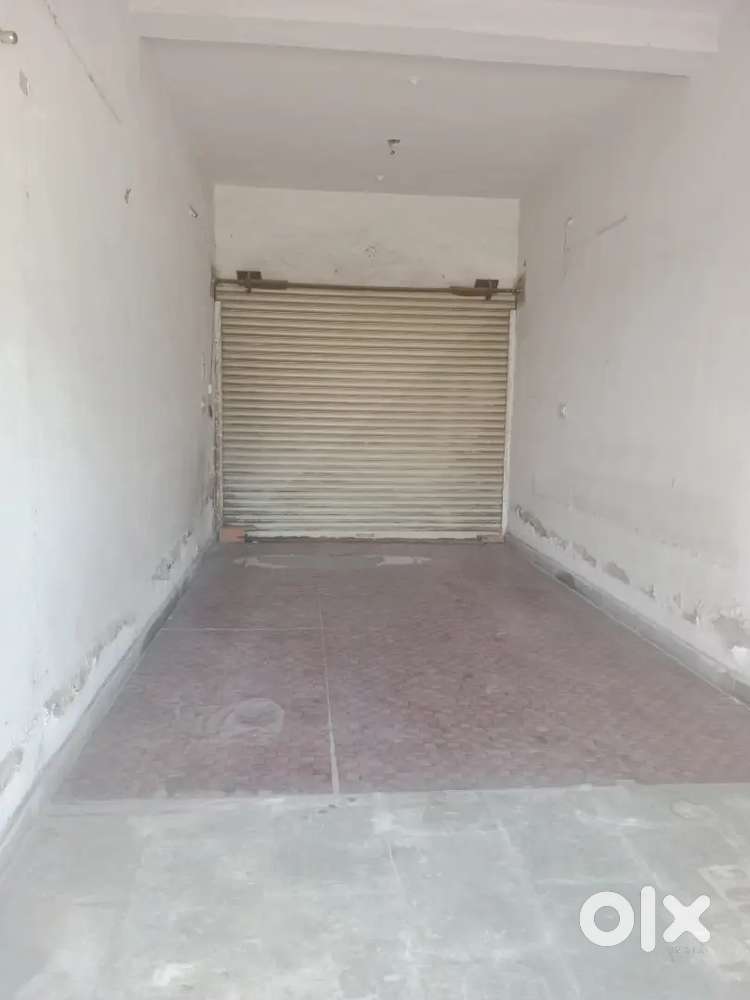 300+300 ,600 sq dukaan Yadav colony main road mein teen floor ki in Ja