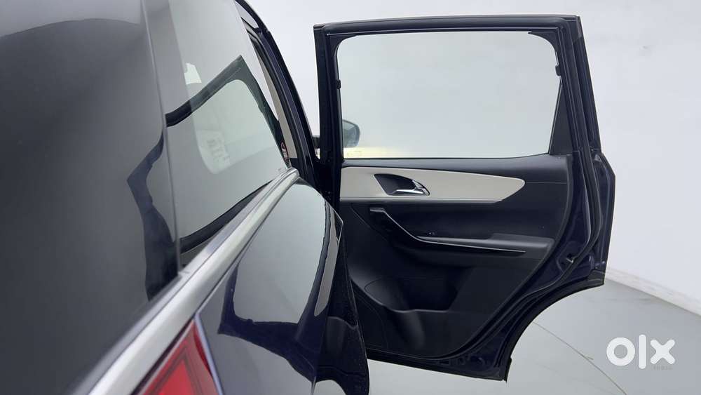 Mahindra Xuv700 2.2 Ax 7 Diesel At Luxury Pack Str Awd, 2022, Diesel