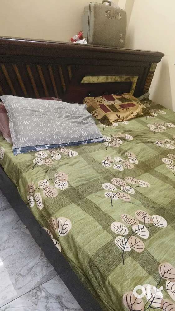 Take wood king size bed along with mattress for 10000