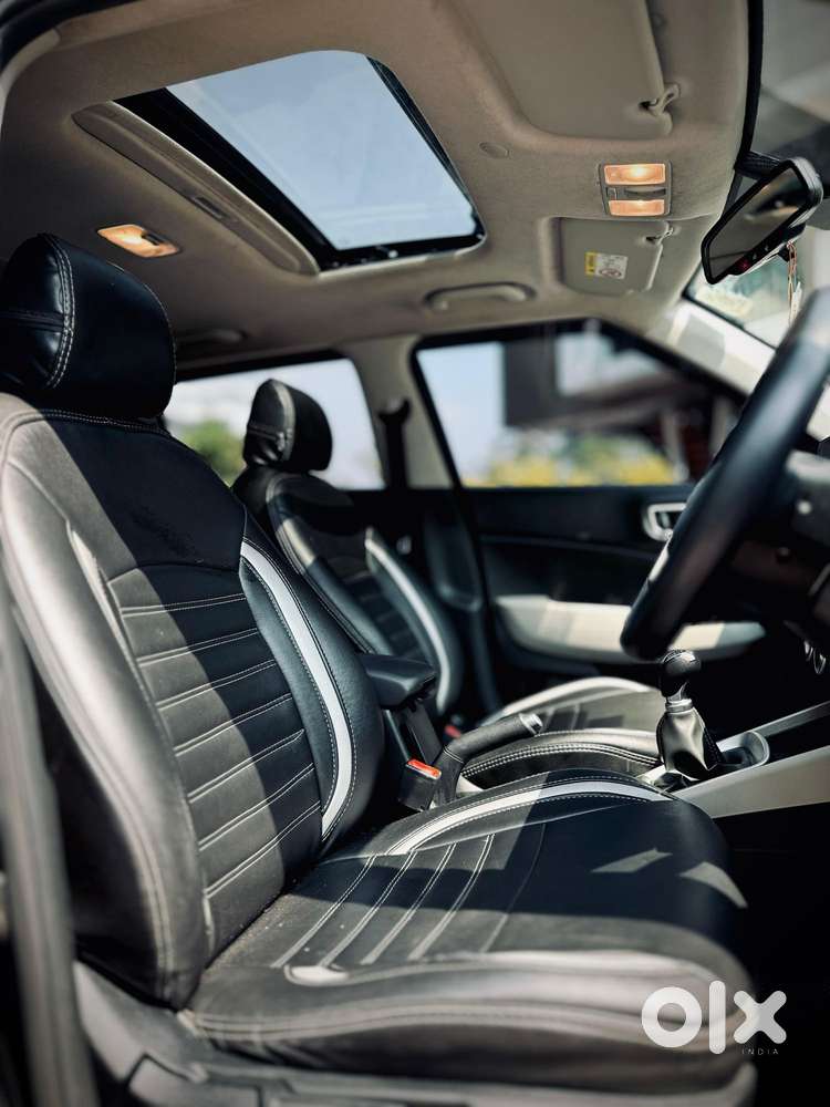 Hyundai Venue Sx Knight Edition  Mt, 2022, Petrol