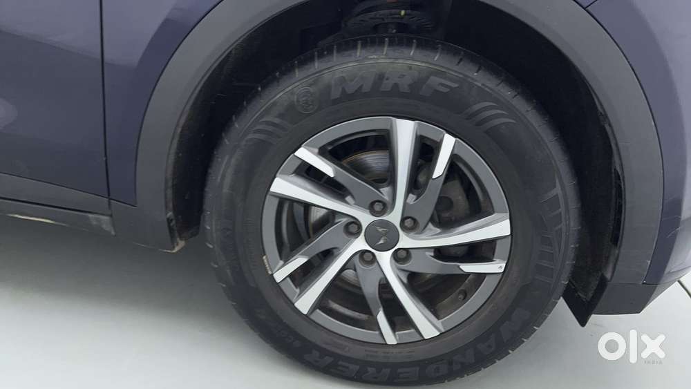 Mahindra Xuv700 2.0 Ax 5 Petrol Mt 7 Str, 2022, Petrol
