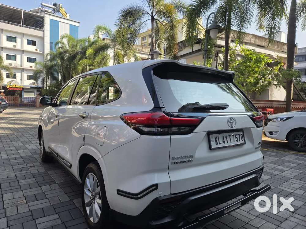 Toyota Innova Hycross