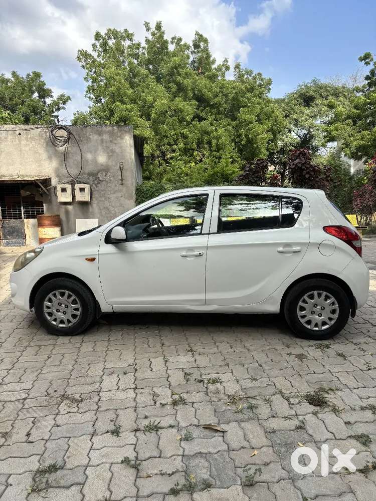 Doctor Female Car Reparshing Done Tiptop Condition
