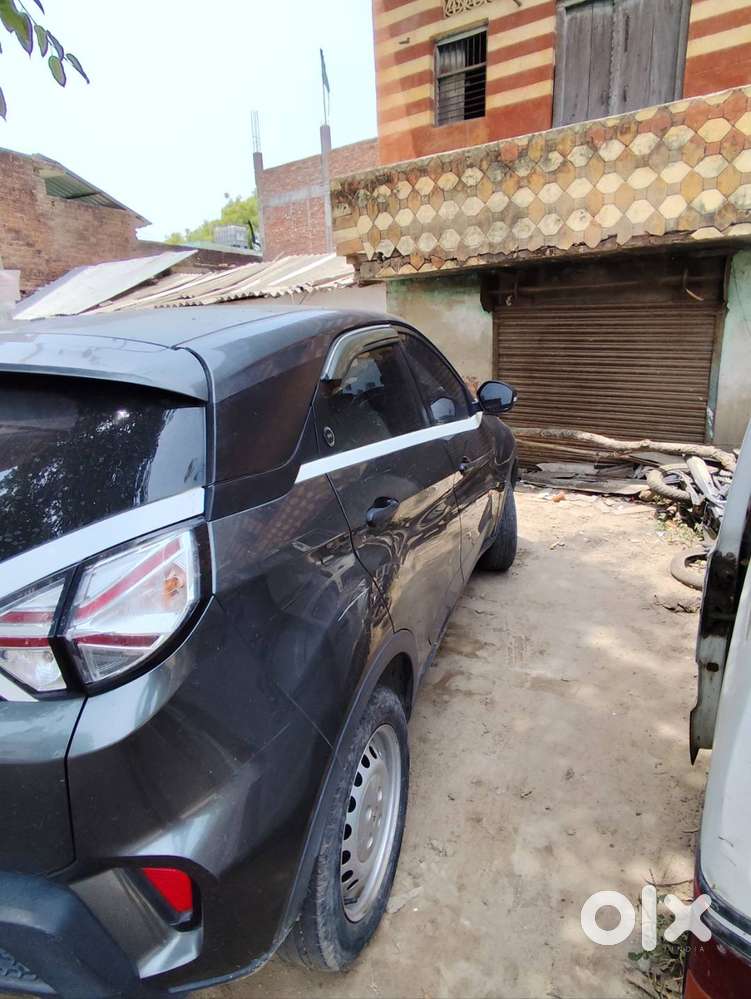 Tata Nexon Cng बाहर से लगबाई है।