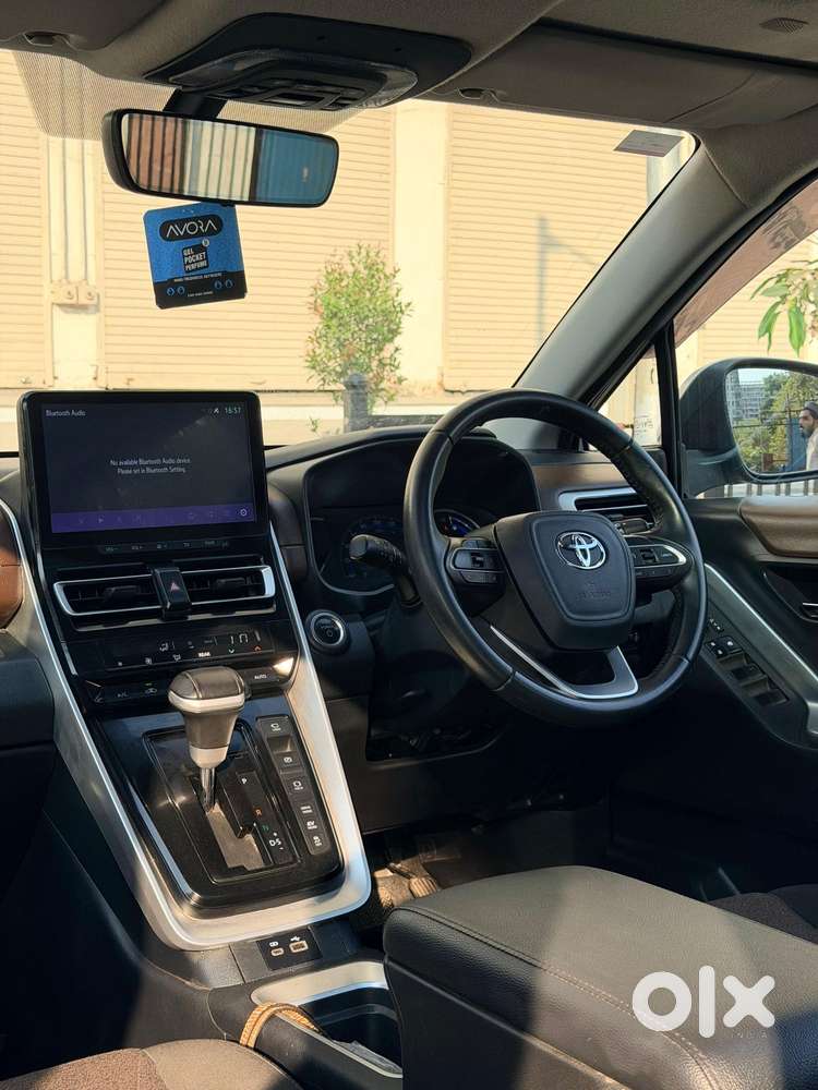 Toyota Innova Hycross