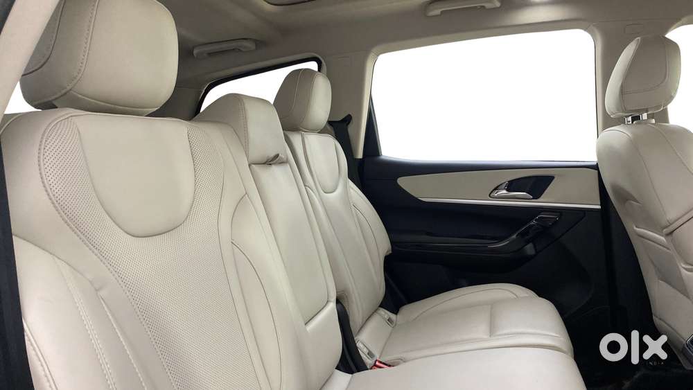 Mahindra Xuv700 2.0 Ax 7 Petrol Mt Str, 2024, Petrol