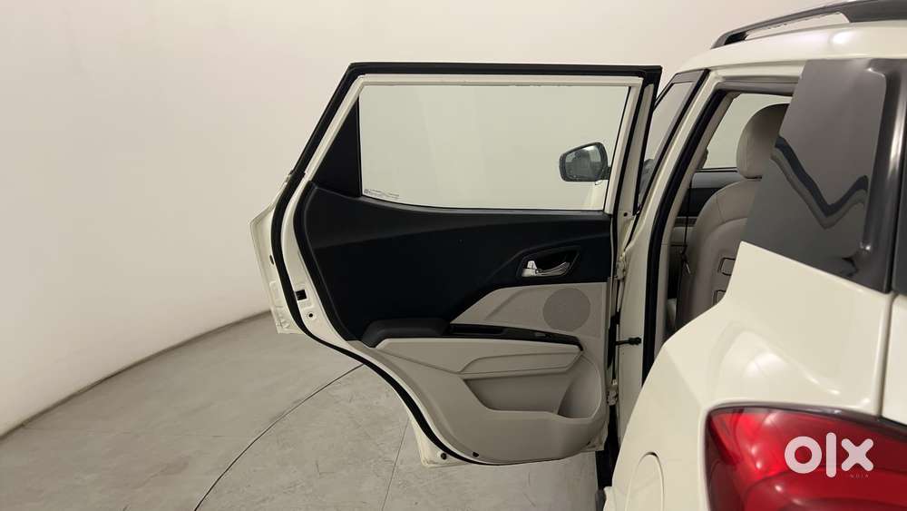 Mahindra Xuv300 W8 (o) 1.5 Diesel Amt, 2022, Diesel