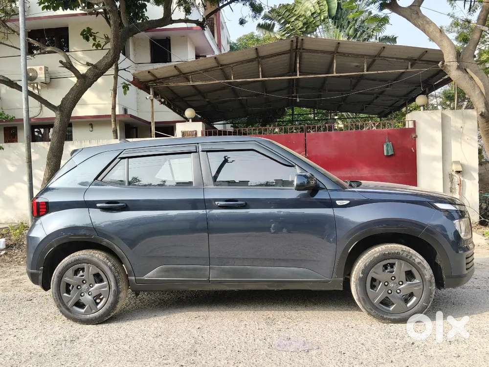 Hyundai Venue 2023 Petrol 33000 Km Driven Single Owner