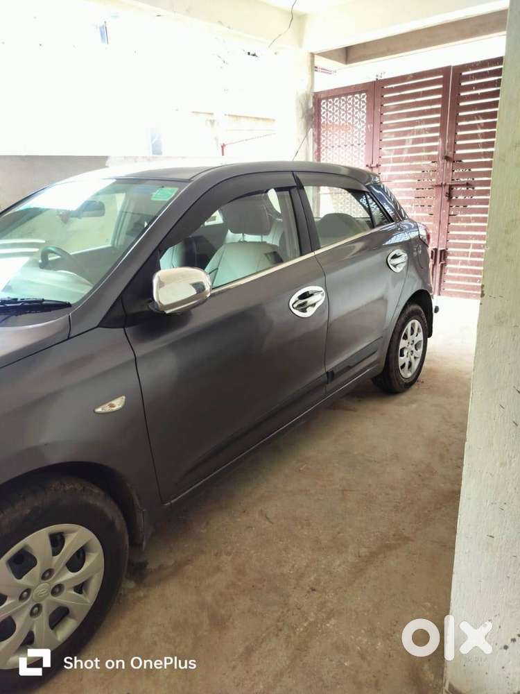 Bhut Safe Se Hai Car Bhut Hi Kam Renge Me Chali Hai