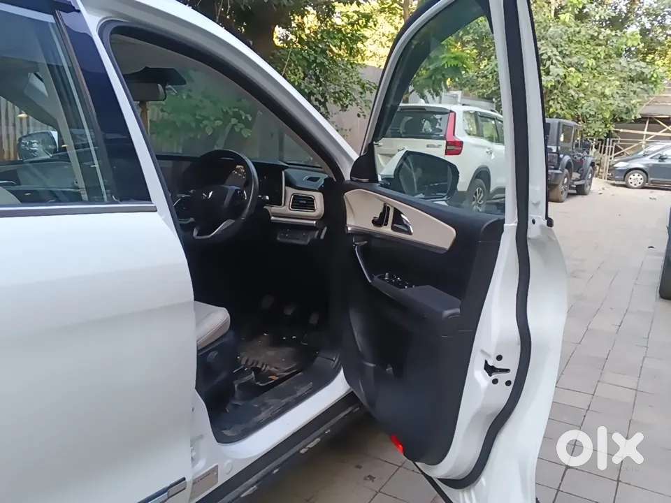 Mahindra Xuv700 2.2 Ax 7 Diesel Mt Luxury Pack Str, 2025, Diesel