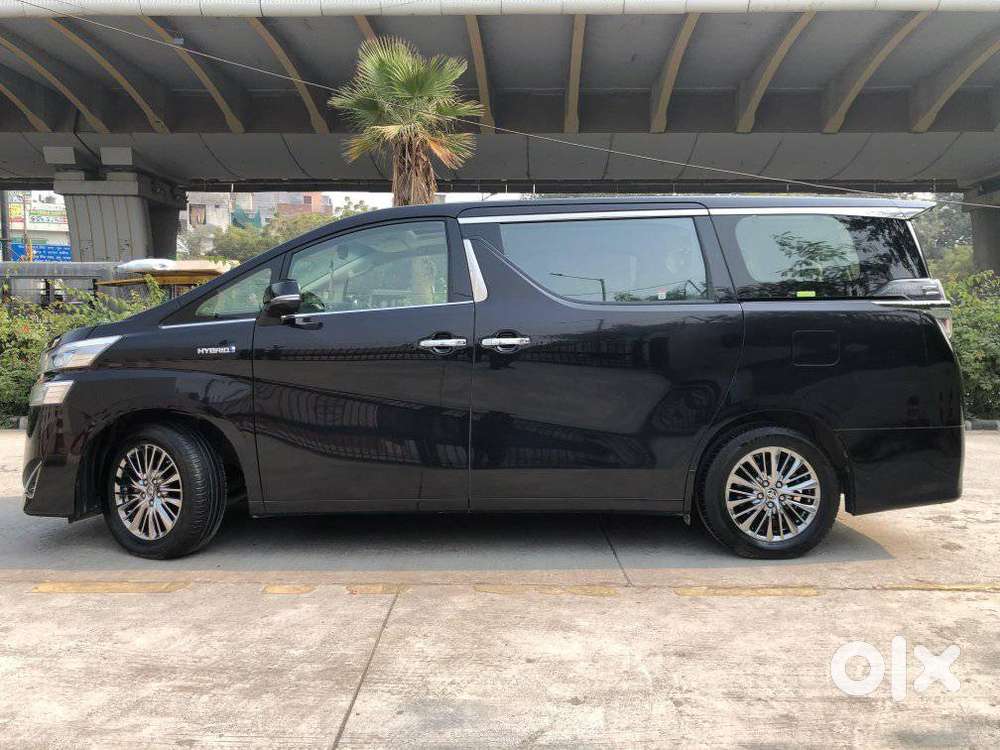 Toyota Vellfire 2.5 Executive Lounge, 2023, Cng & Hybrids