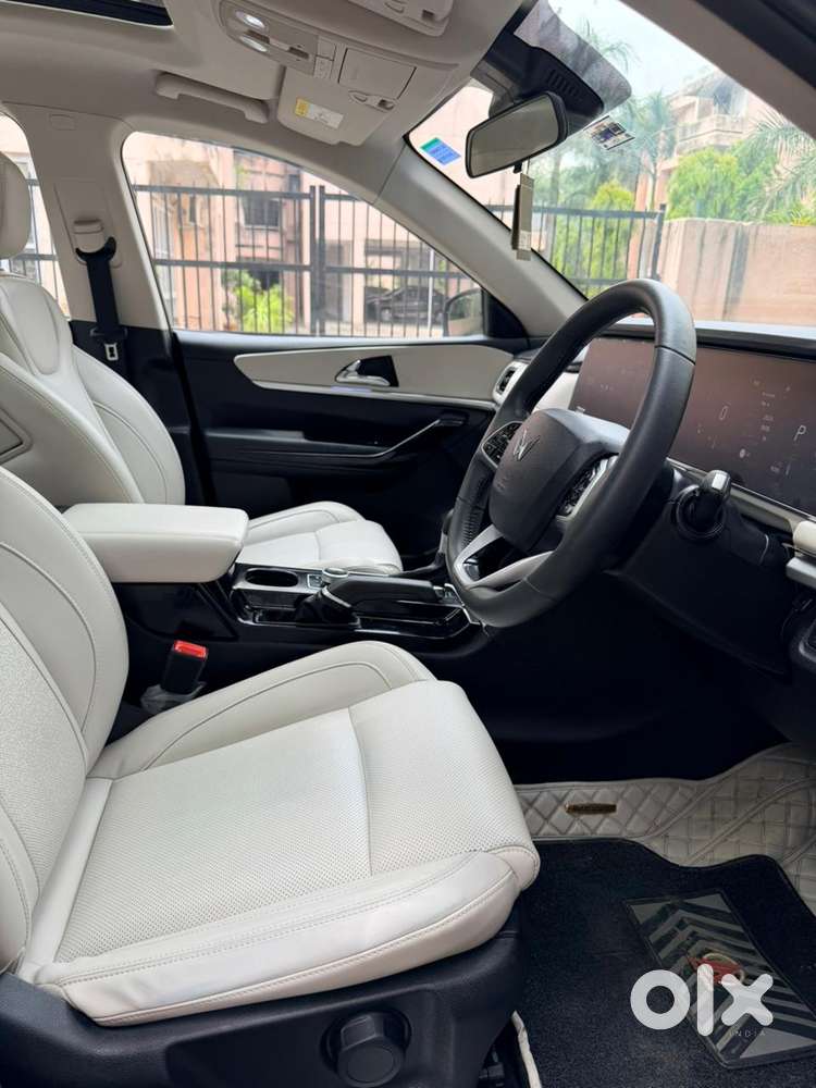 Mahindra Xuv700 2.0 Ax 7 Petrol At Str, 2024, Petrol