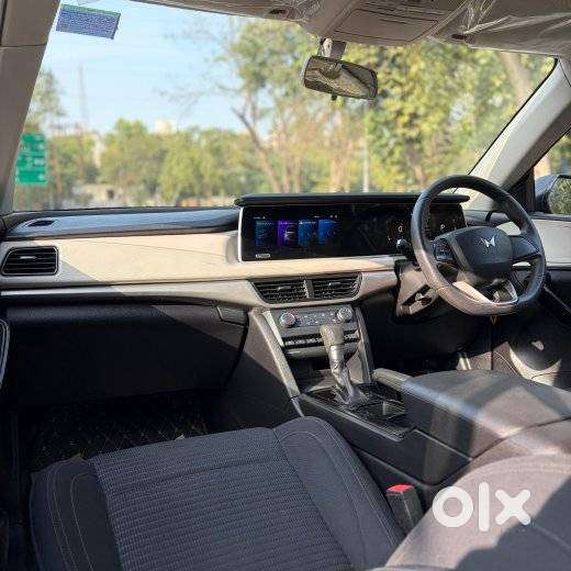 Mahindra Xuv700 2.0 Ax 5 Petrol At Str, 2023, Petrol