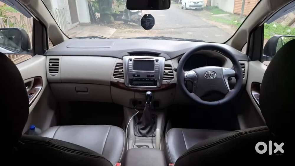 Toyota Inova Singal Owner 8 Sitar,2014 Top Modal Milk White Caler,km 1