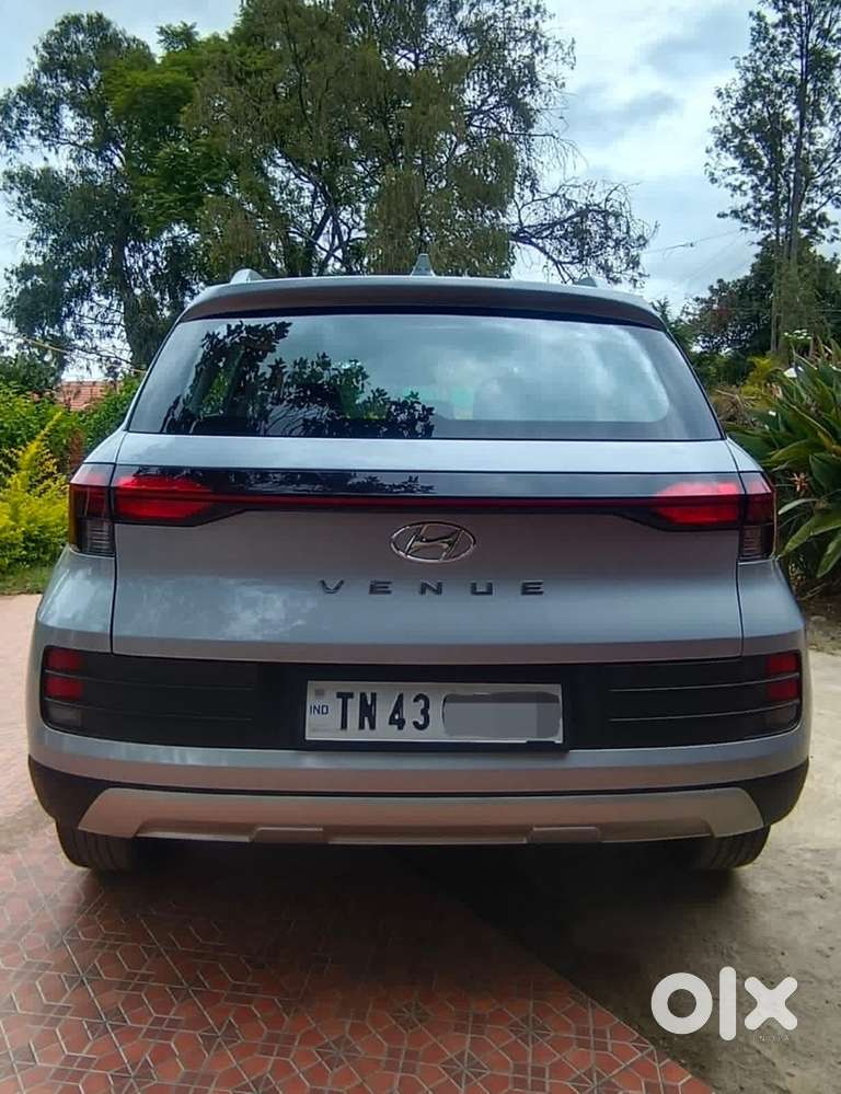 Hyundai Venue 2024 Petrol Well Maintained