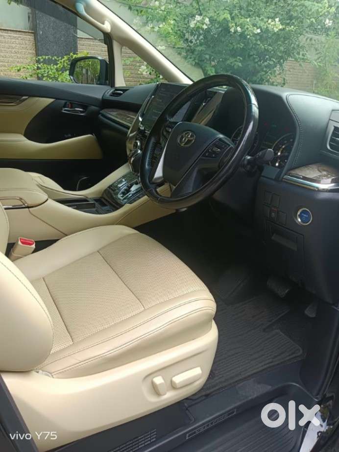 Toyota Vellfire 2.5 Executive Lounge, 2021, Cng & Hybrids