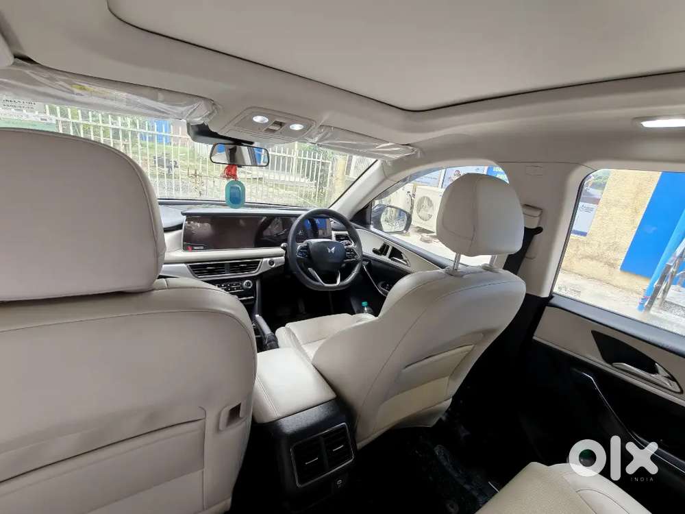 Xuv 700 Ax7  Petrol Automatic  Adas 7 Seater Dec 2024 Hp Reg