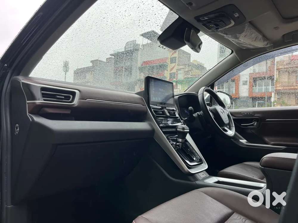 Toyota Innova Hycross 2.0 Zx (o) Hybrid 7 Str, 2025, Petrol