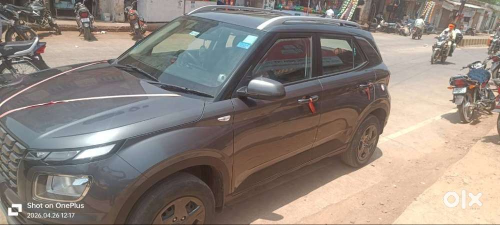 Hyundai Venue 2024 Petrol Well Maintained