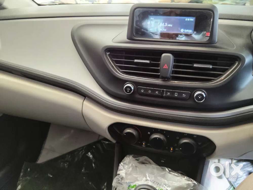 2022 Tata Altroz Xe Petrol With Alloy Wheel