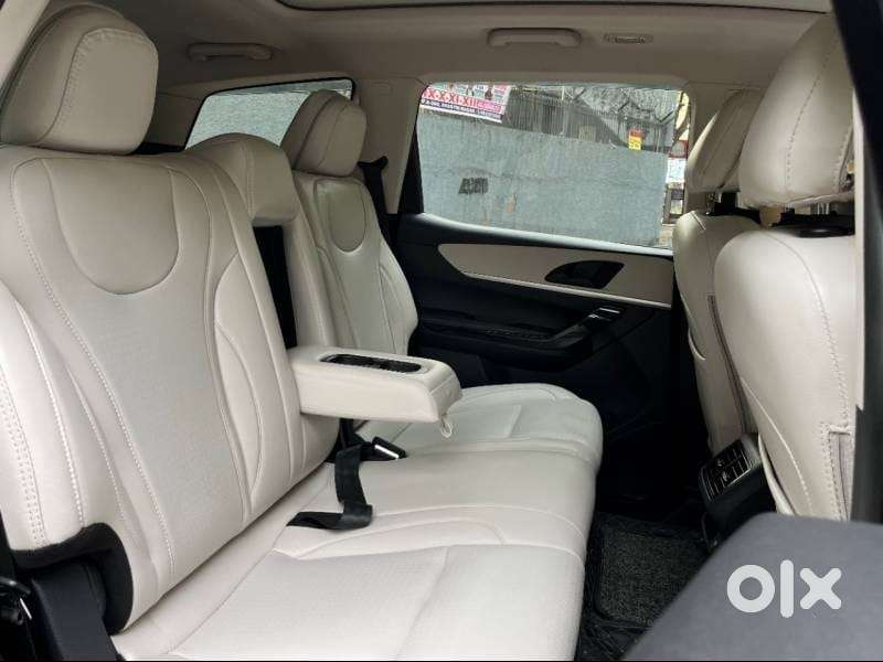 Mahindra Xuv700 2.0 Ax 5 Petrol Mt 7 Str, 2024, Petrol