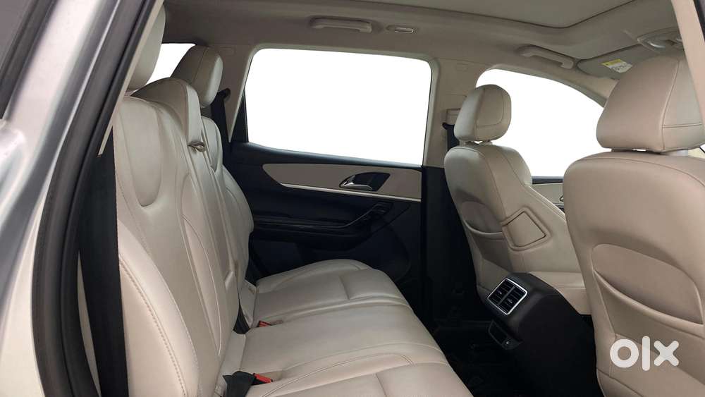 Mahindra Xuv700 2.0 Ax 7 Petrol Mt Str, 2021, Petrol