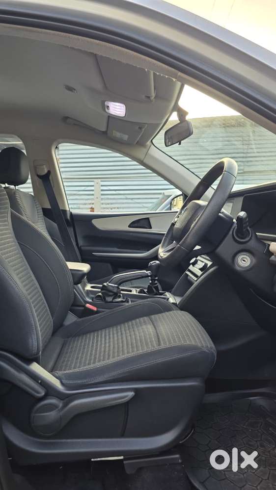 Mahindra Xuv700 2.0 Mx Petrol Mt 5 Str, 2022, Petrol