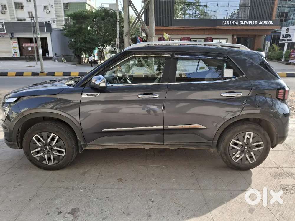 Hyundai Venue 2023 Petrol 19700 Km Driven