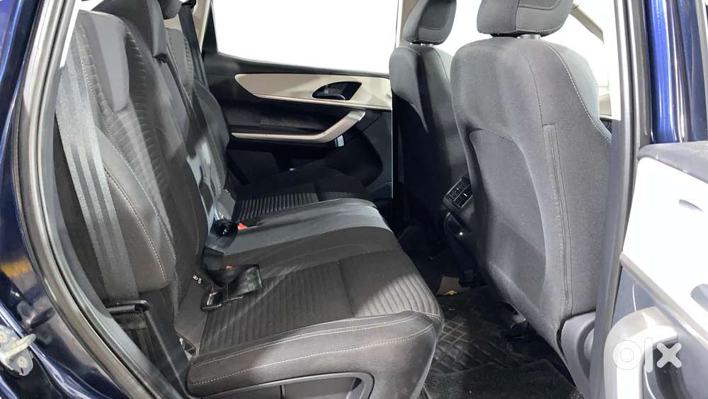 Mahindra Xuv700 2.0 Ax 5 Petrol Mt 7 Str, 2021, Petrol